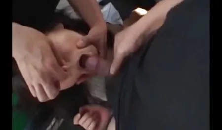 Das ponofilm sexy asiatische Babe mit dem Arsch duscht nackt, während sie zittert